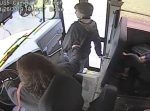 バスから降りようとする少年を運転手が引き止める！一体なぜ？