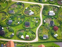 おとぎの国かな？ユニークな楕円形の庭に囲まれたデンマークの住宅地