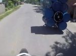 乗せすぎ！　バイクで１０本ものドラム缶を運ぶ猛者現る。