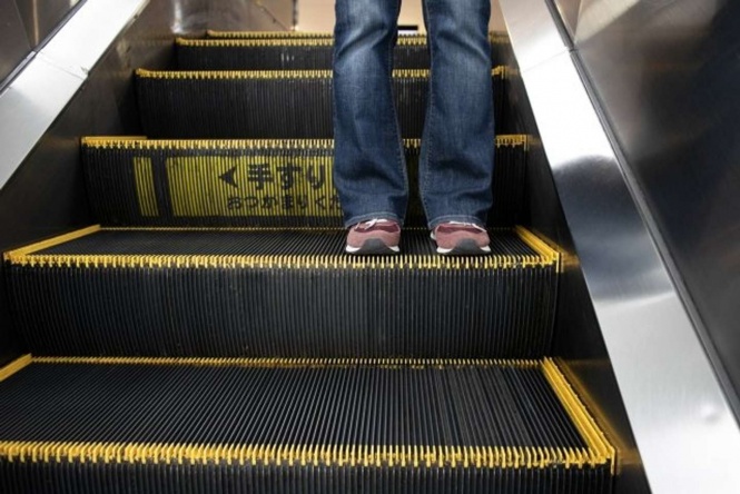 女性がエスカレーター上で倒れていて...(画像はイメージ)