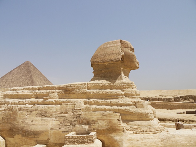 エジプトのギザにある大スフィンクス 足元に近づいて真下から見上げられるようになる 1ページ目 デイリーニュースオンライン
