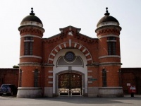 レトロなレンガ建築の旧奈良少年刑務所正門（663highlandさん撮影、Wikimedia Commons