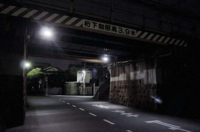 人気のない道で...（画像はイメージ）