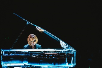 YOSHIKI、入社式にサプライズ登場！ピアノ演奏で2,300人の新入社員を鼓舞、坂本龍一氏を追悼
