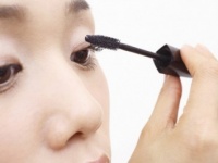 目指せ、フサフサの長ーいまつげ！　女性に聞いたデイリーなまつげのお手入れ・4選