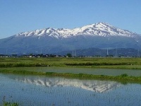 南西から見た鳥海山（kyohei itoさん撮影、Wikimedia Commons