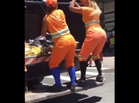 ブラジルの清掃員お姉さんたちのセクシー過ぎる腰振りダンスにドライバーたちが夢中になり渋滞にwww