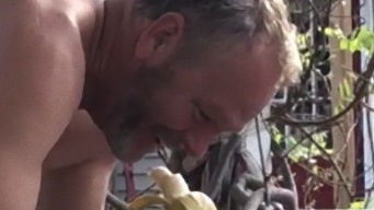 ほっこり胸キュンが加速する…！定年を迎えたお父さんがリスの世話をするほのぼの動画に関する海外の反応