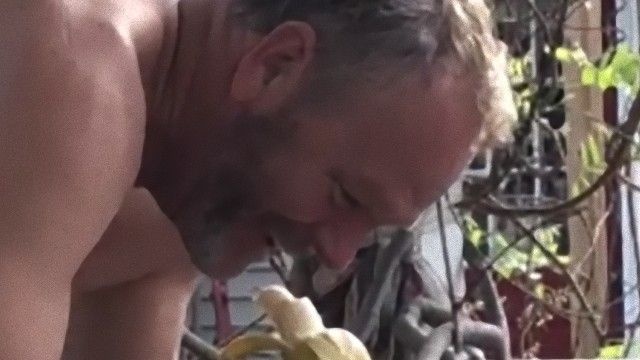 ほっこり胸キュンが加速する…！定年を迎えたお父さんがリスの世話をするほのぼの動画に関する海外の反応