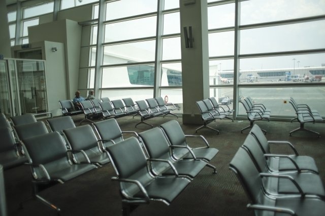 「受験に向かう飛行機に乗り遅れるわけにはいかない！」 早起きして空港に行った高校生は、待ち時間に眠ってしまい...