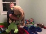 １４歳のお兄ちゃんが２歳の弟に“ぬいぐるみ物語”を聞かせていると…