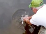 ワイルドすぎる！　“糸なし、素手で”ブラックバスを釣るオヤジ