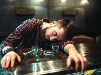 便微生物移植がアルコール依存症の治療に効果があることが最初の治験で明らかに（米研究）