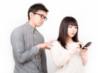 絶対許さん！　彼がイラッとする「干渉行為」TOP6　「スマホを……」