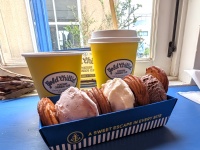 SNSで話題！熱々チュロス×ひんやりアイス、横浜・大さん橋の『Gold Chillin’』