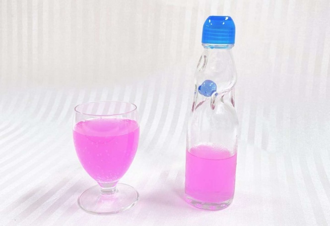 明るすぎるピンクに思わず目を奪われる