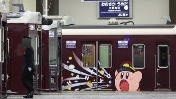 「乗務員さん逃げて〜！！」「食べちゃだめー！」　阪急・大阪梅田で激写された〝奇跡の一瞬〟に6.2万人注目