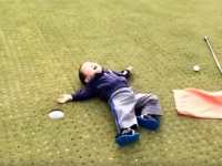 世界の終わりかよ！ゴルフ練習でミスッた男の子が絶望の淵すぎるｗｗｗ