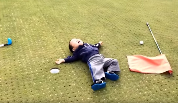 世界の終わりかよ！ゴルフ練習でミスッた男の子が絶望の淵すぎるｗｗｗ