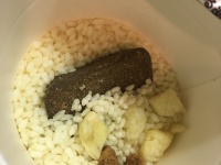 猫飼いなら思わず二度見？　お湯を入れる前の「カレーメシ」にざわつくみなさん