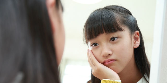 悩む小学生の女の子