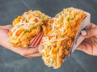 挟んであるからカロリーゼロ？タコスの具をフライドチキンで挟んだKFCの「ケンタコス」（シンガポール）