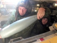 戦車から大砲を発射するときの戦車内をとらえた映像（ロシア・アメリカ）