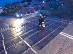 バイクが遮断機の降りた踏み切りに突撃⇒危うく大惨事に…