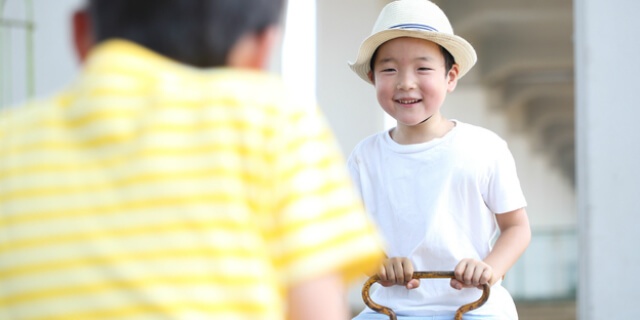 シーソーをする子供たち