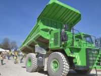 プラグ充電不要。世界最大の電動ダンプカーは重さは45トン、高さ4.2メートル（スイス）