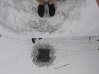 正気かな？凍った湖に穴をあけ、高所からそこにピンポイントで飛び込むという荒業に挑んだフィンランドの若者