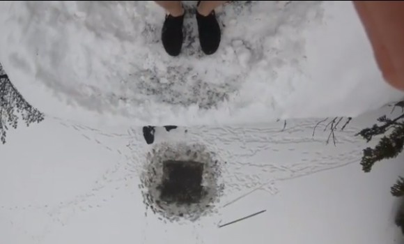正気かな？凍った湖に穴をあけ、高所からそこにピンポイントで飛び込むという荒業に挑んだフィンランドの若者
