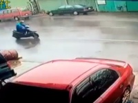 猛威を振るう台風14号が直撃した台湾、脅威の破壊力でバイクごと吹き飛ばされる衝撃の瞬間