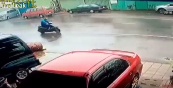 猛威を振るう台風14号が直撃した台湾、脅威の破壊力でバイクごと吹き飛ばされる衝撃の瞬間