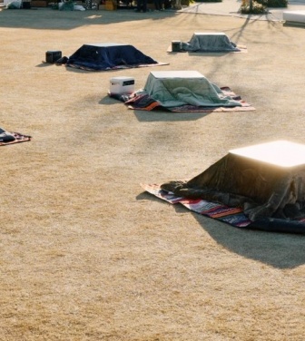 東京・明治公園で〝コタツの群れ〟が野ざらしに　衝撃光景に驚がく...一体なにごと？管理者に聞く