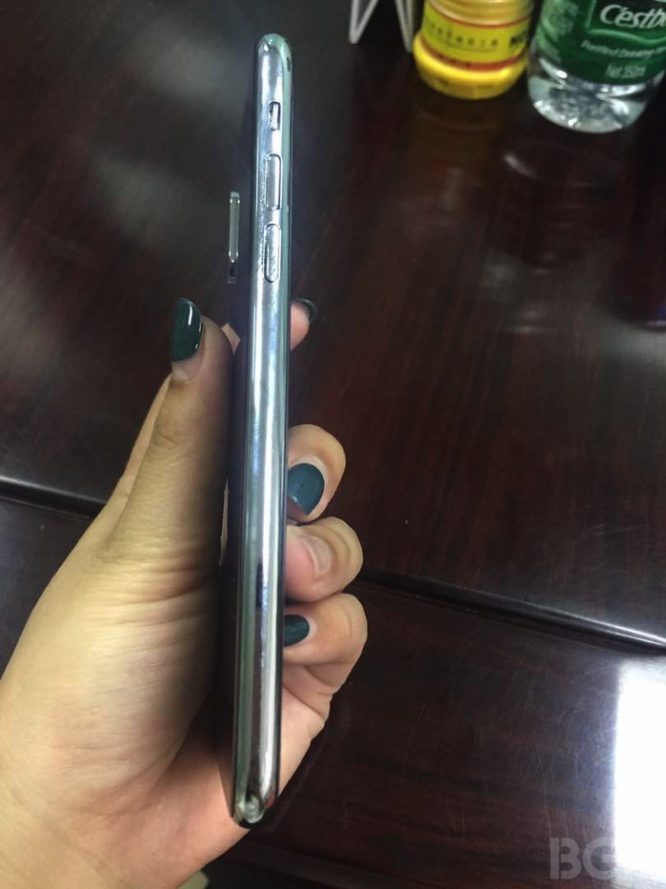 iPhone8　試作機　横