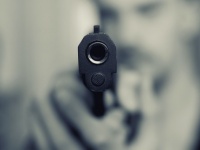 過信しすぎだろ！防弾チョッキ着ながら実弾で撃ち合いをしていた2人の男性が逮捕される（アメリカ）