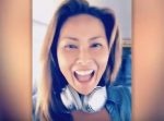 飛行機の客席にてテンションMAXな女性！　その理由は…？
