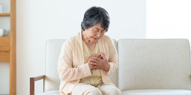 胸が痛む女性