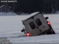 車が湖に完全に飲み込まれるまで（アメリカ）