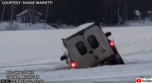 車が湖に完全に飲み込まれるまで（アメリカ）