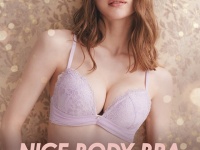 エレガントな胸元。PEACH JOHNの「ナイスバディブラ」にホリデーシーズンにまといたい新色が登場！