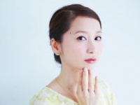 “くるりんぱ”の応用でつくる……！　編みこみ風まとめ髪アレンジ