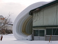 まるで巨大な「体育マット」　屋根の上からズリッと落ちた「雪ぴ」がとんでもなくヤバイ