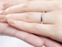 独身女性が、職場で右手薬指に指輪をしているのはアリ？　ナシ？