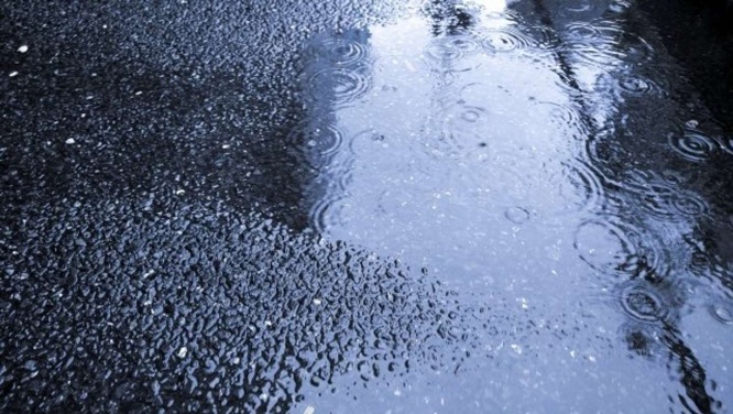 突然の大雨で立ち往生(画像はイメージ)