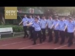 行進がうまくできない警察官！　教官も最後は思わず苦笑い