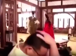 韓国ドラマの撮影中にハプニング発生！　カメラマンの頭にまさかの◯◯が直撃