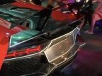 道でエンジンを吹かす高級車にトラブル発生。　→近くの人たちが団結して解決！