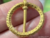 病魔除けの呪文が刻まれた800年前の黄金のブローチが発見される